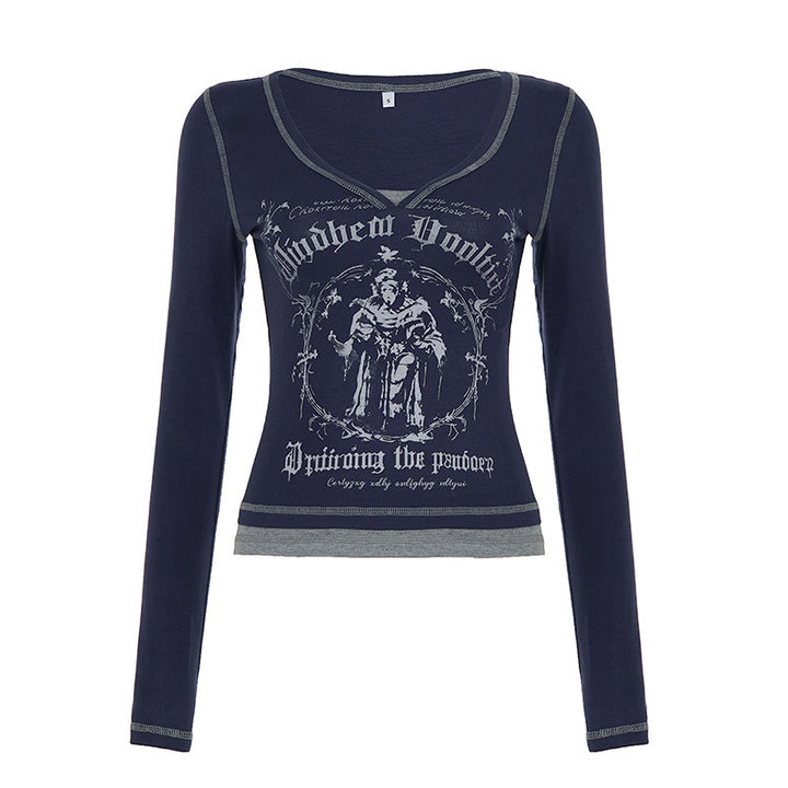 Damen Enganliegendes geripptes Langarm-Top mit V‑Ausschnitt, Kontrastnähten und Gothic-Print – Orélia