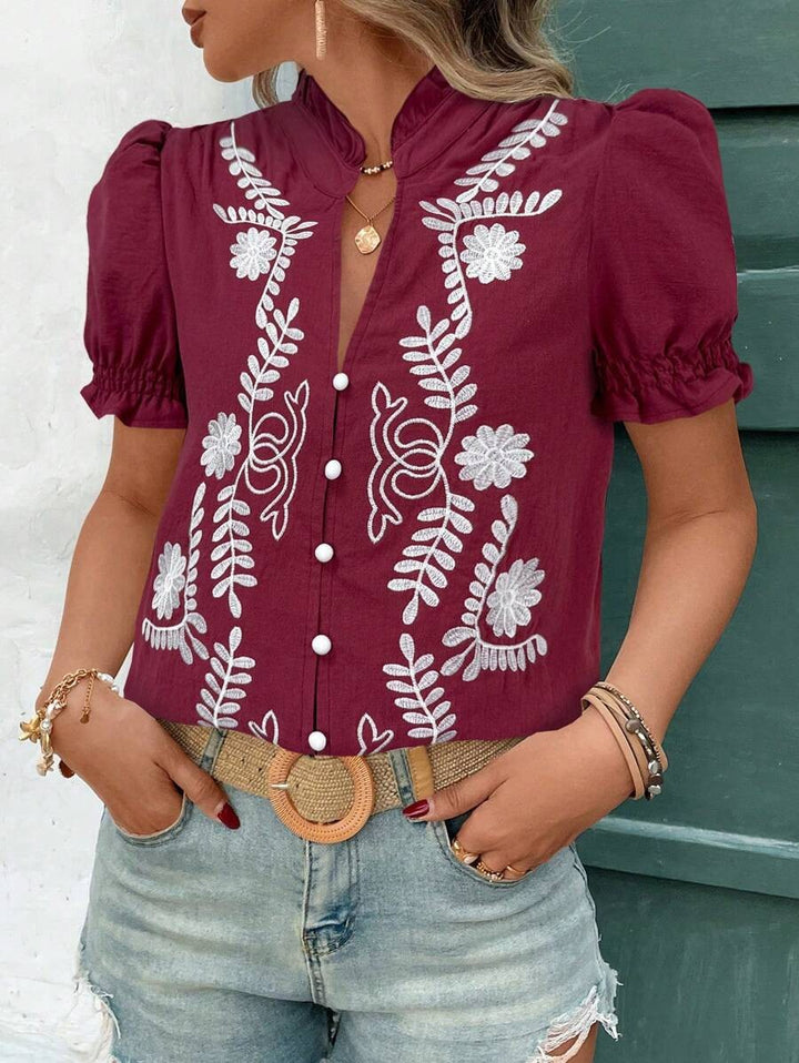 Damen Bestickte Kurzarm-Bluse mit Puffärmeln, Stehkragen und Knopfleiste Echo Archiv