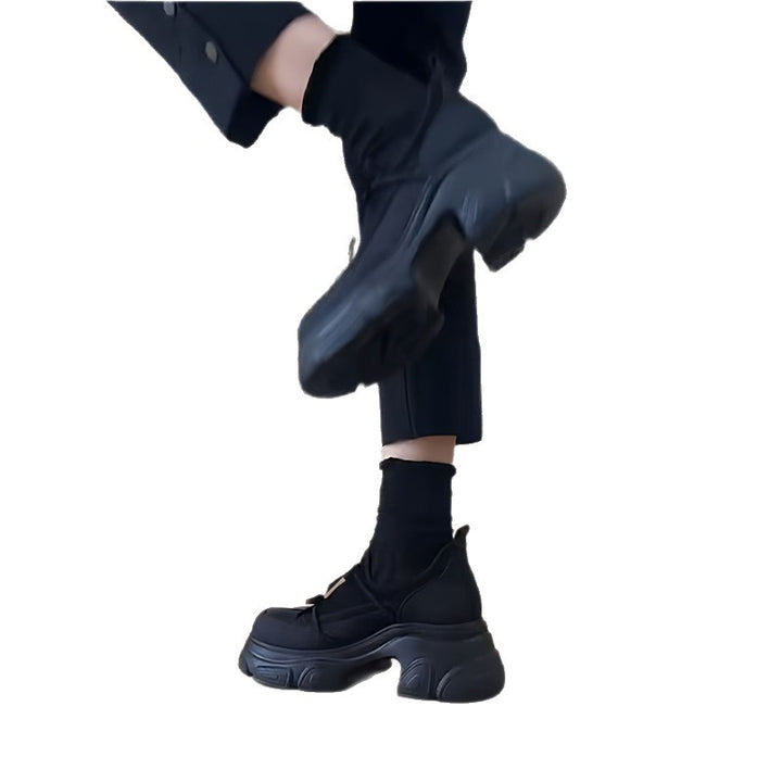 Damen Skulpturale Plateau‑Sneaker mit überhöhter Chunky‑Sohle und dekorativem Schleifenriemen – Névara