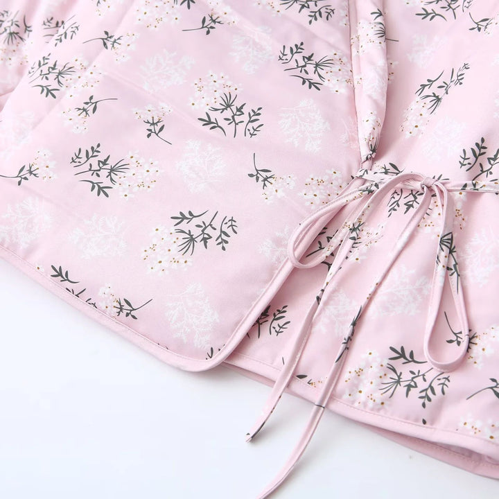 Damen wattierte Kimono-Übergangsjacke mit V-Ausschnitt Taille-Bindegürtel und zartem Blumenallover – Célinea