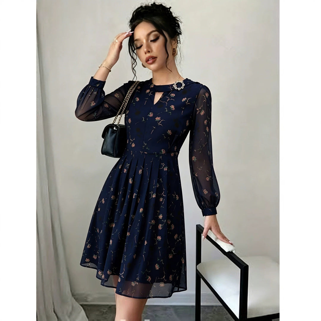 Damen Chiffon-Midikleid mit plissiertem Rock, transparenten Ärmeln und Zierbrosche – Élara