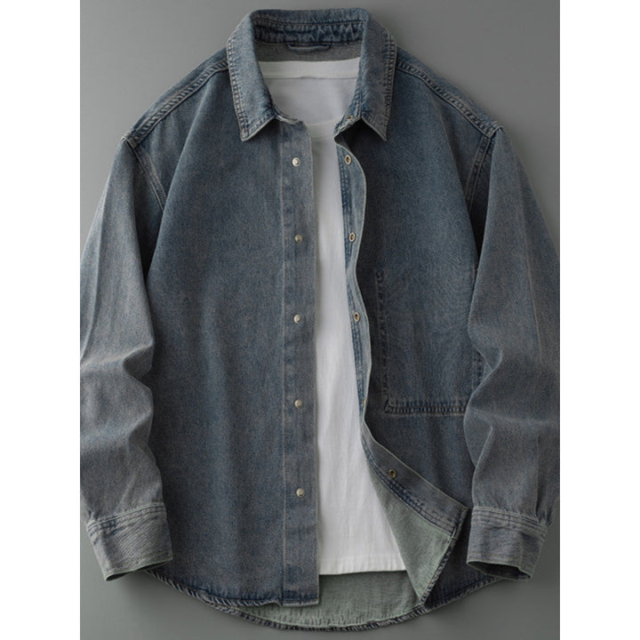 Herren Overshirt-Jacke aus gewaschenem Denim mit Druckknopfleiste und Relaxed-Schnitt Echoarchiv
