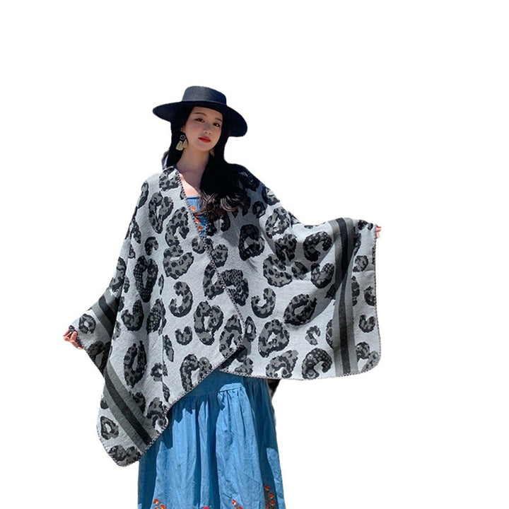 Damen Oversize‑Poncho im Strick‑Wollmix mit Leo‑Jacquard und V‑Ausschnitt Echo Archiv