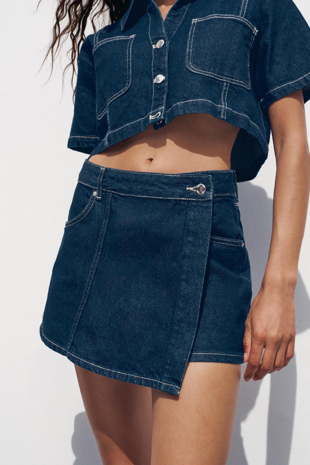 Damen kurz geschnittene Denim-Bluse mit zwei aufgesetzten Taschen Echo Archiv