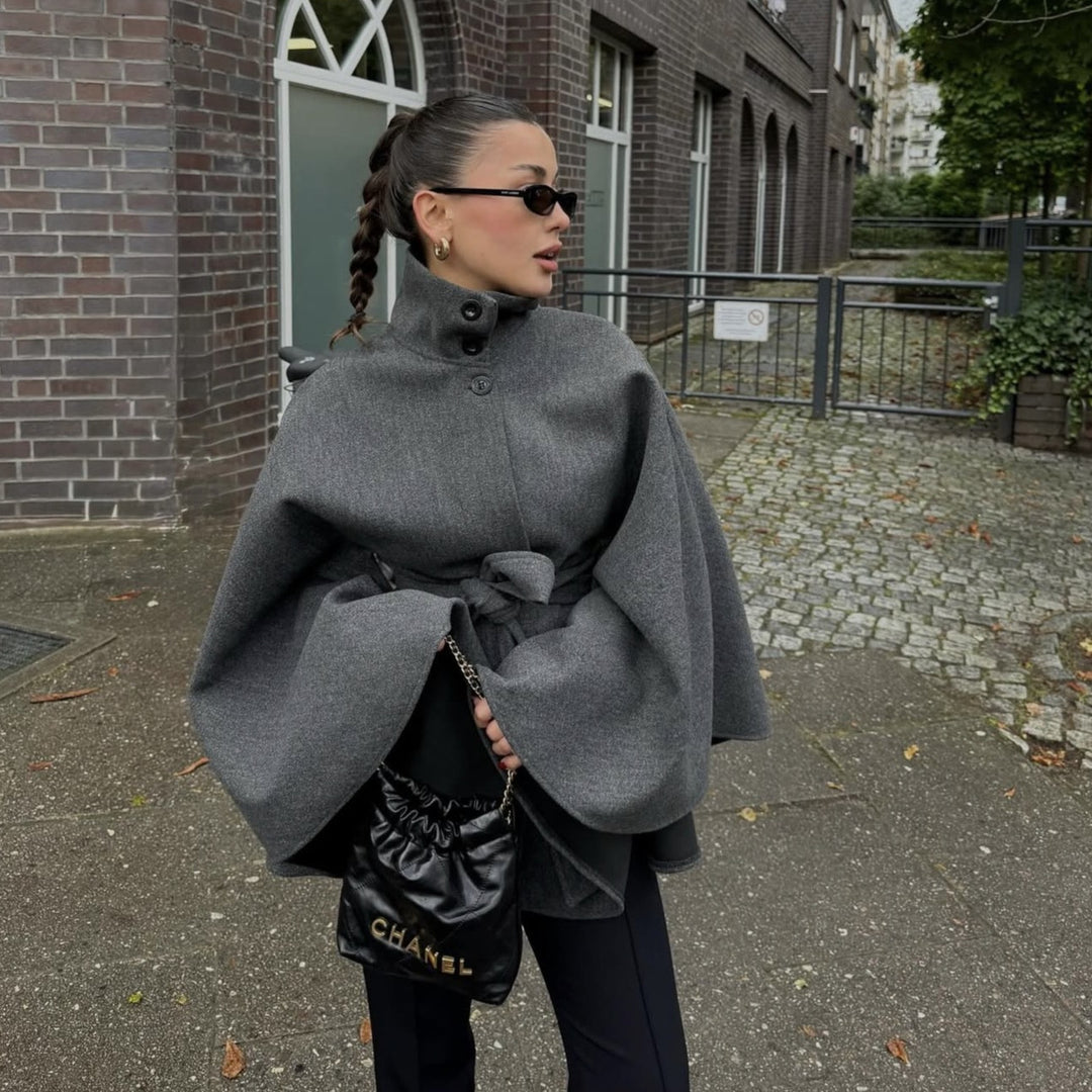 Damen 10+ Wollcape mit hohem Stehkragen, Dreiknopf‑Verschluss und Taillengürtel Echo Archiv