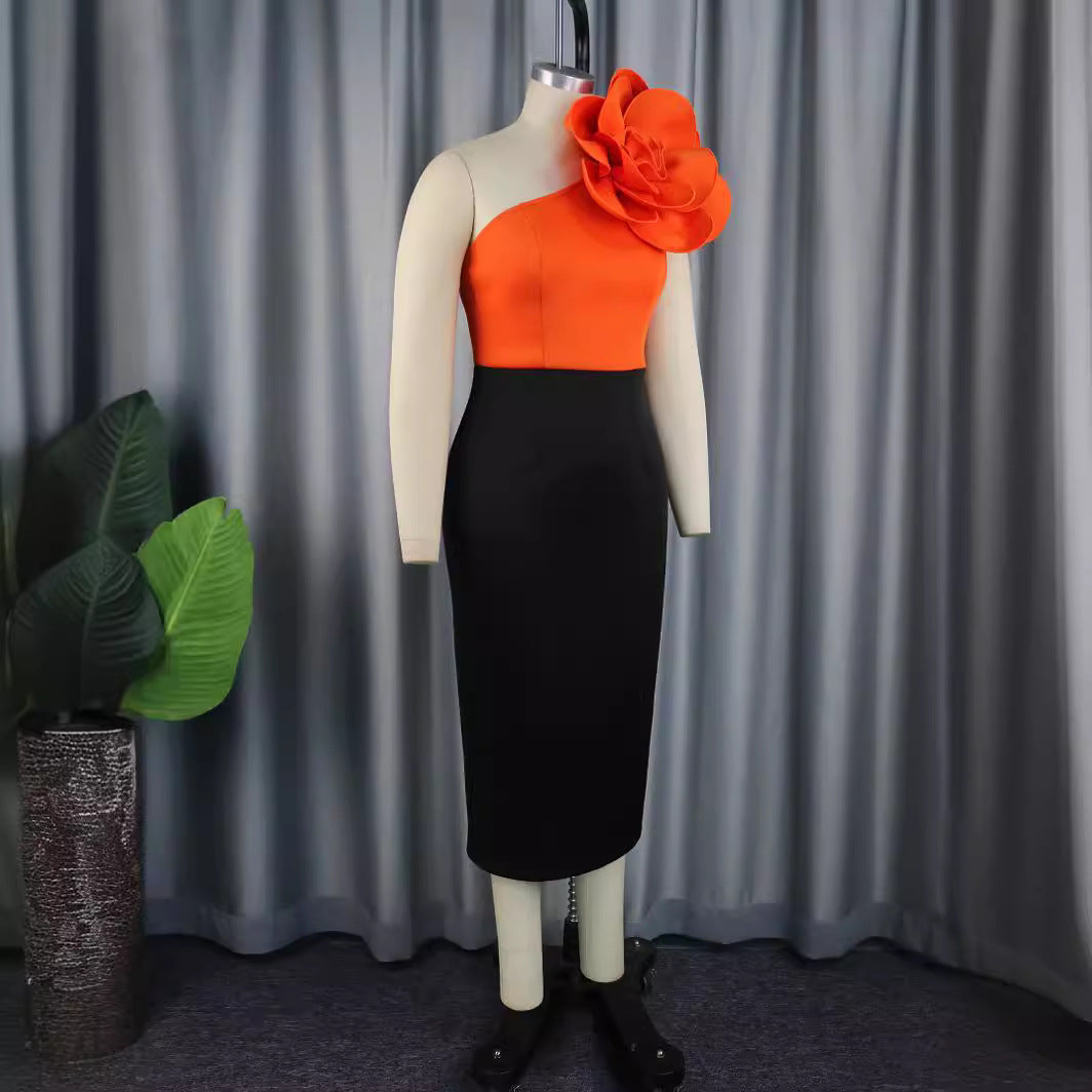 Damen figurbetontes Kleid mit asymmetrischem Blumenakzent Echo Archiv