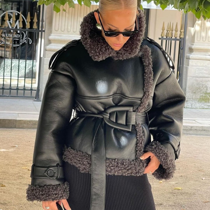 Damen Kurze Fliegerjacke aus Kunstleder mit Teddyfell-Kragen und Taillengürtel Echo Archiv
