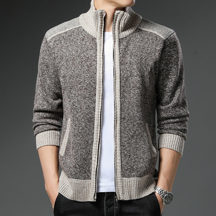 Herren Strickjacke mit hohen Kragen und praktischen Taschen Echoarchiv