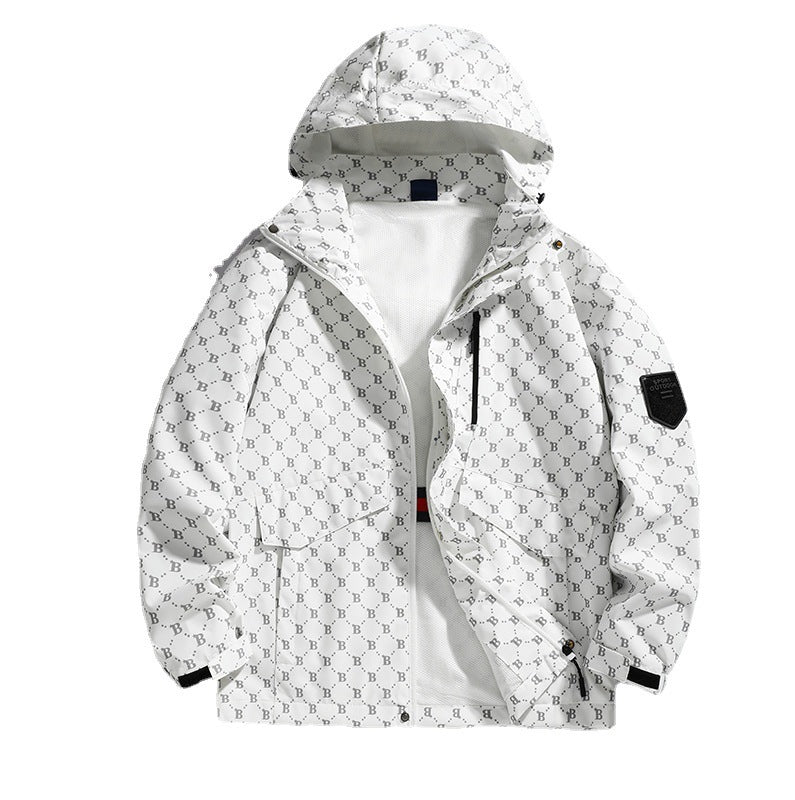 Herren Kapuzen-Softshelljacke mit Allover‑Monogramm, atmungsaktivem Meshfutter und Reißverschlusstaschen – Taviero