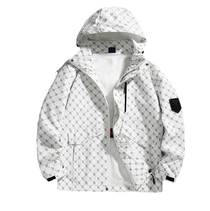 Herren Kapuzen-Softshelljacke mit Allover‑Monogramm, atmungsaktivem Meshfutter und Reißverschlusstaschen – Taviero