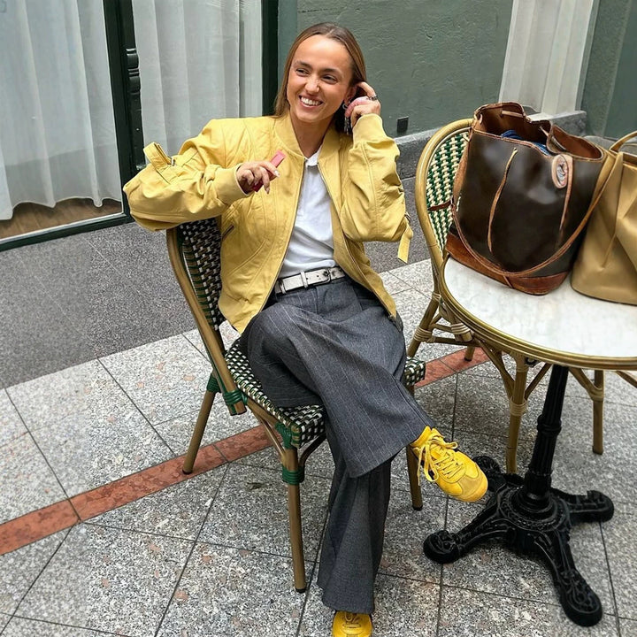 Damen Kurz‑Bomberjacke im Boxy‑Cut mit markanten Nahtdetails, Reißverschlusstaschen und gerippten Bündchen Echoarchiv
