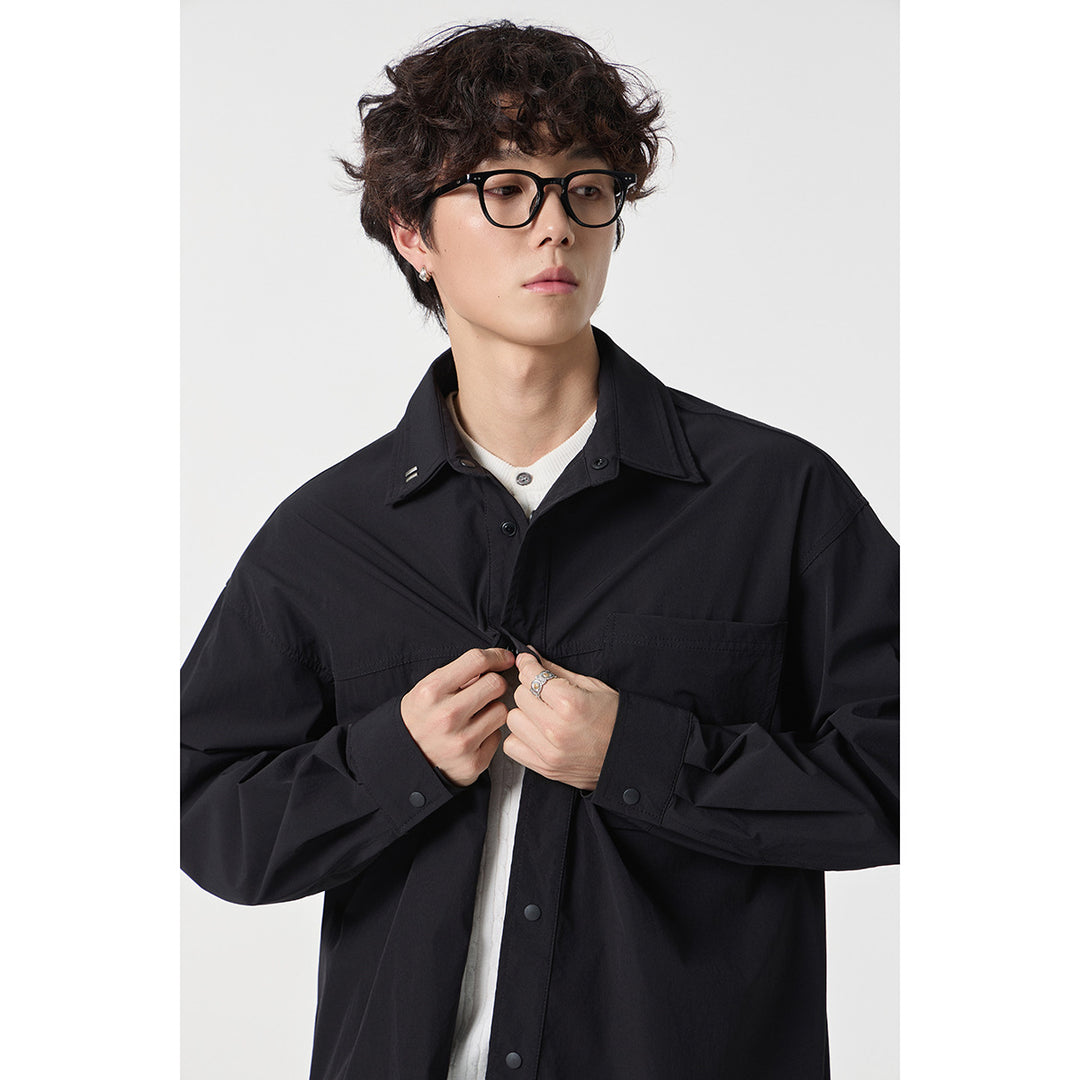 Unisex Oversize Hemd mit technischem Material, Brustklappe und gerundetem Saum Echoarchiv