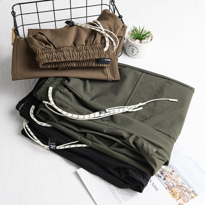 Herren Oversize-Cargohose aus leichtem Funktionsstoff mit Kordelzugbund und Mehrfachtaschen Echoarchiv