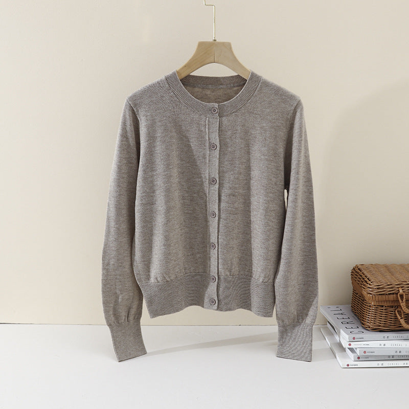 Damen Feiner Knopf-Cardigan mit Rundhalsausschnitt, schmaler Passform und Rippenabschlüssen Echo Archiv