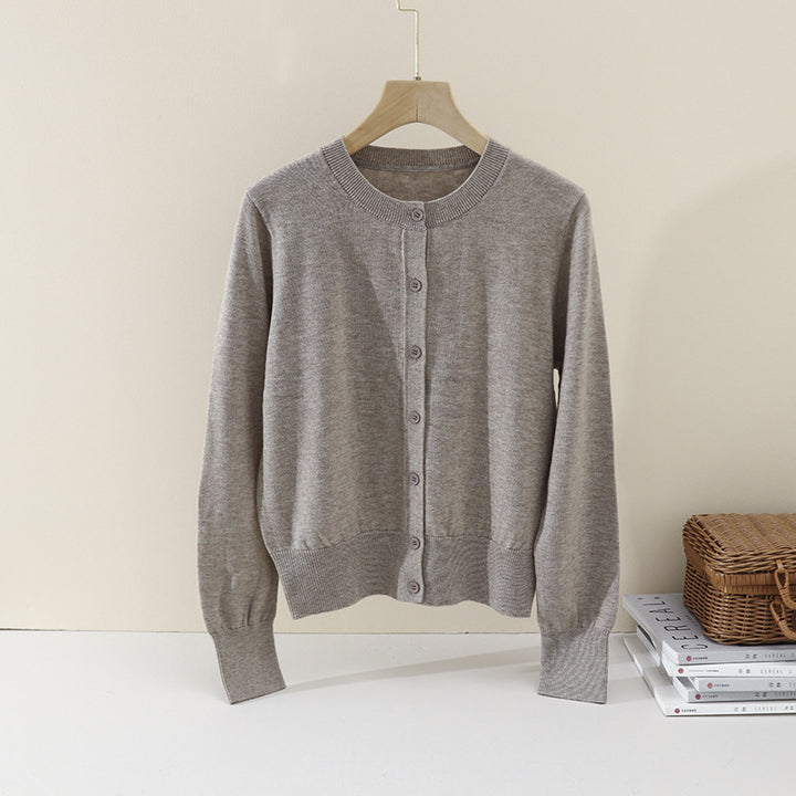 Damen Feiner Knopf-Cardigan mit Rundhalsausschnitt, schmaler Passform und Rippenabschlüssen Echo Archiv
