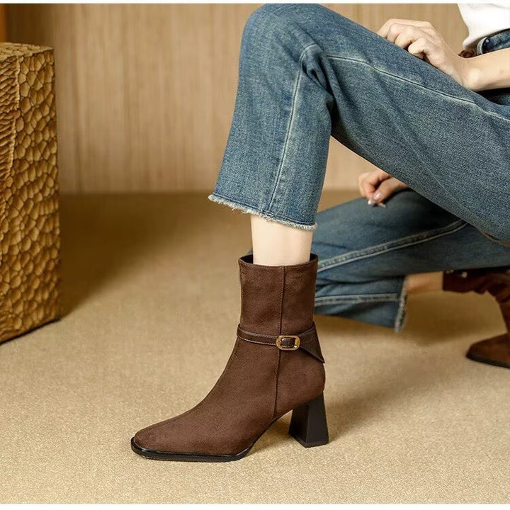 Damen elegante Veloursleder-Stiefelette mit mittlerem Blockabsatz und dekorativem Schnallenriemen – Varelle