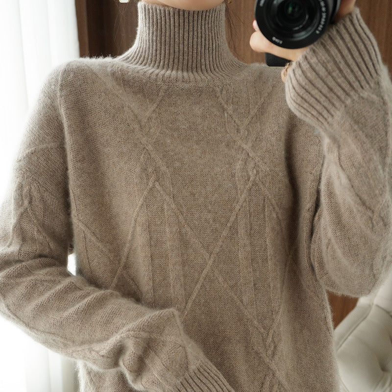 Damen Weicher Mohair‑Look Pullover mit hohem Rippkragen, Zopfmotiv und kastiger Oversize‑Passform Echoarchiv