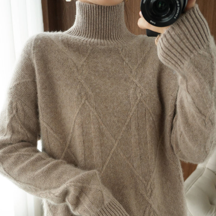 Damen Weicher Mohair‑Look Pullover mit hohem Rippkragen, Zopfmotiv und kastiger Oversize‑Passform Echoarchiv