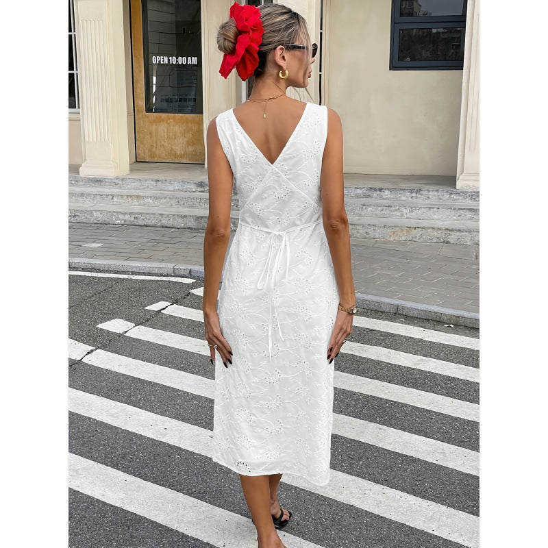 Damen Midikleid mit eleganter Lochstickerei und V-Ausschnitt Echo Archiv