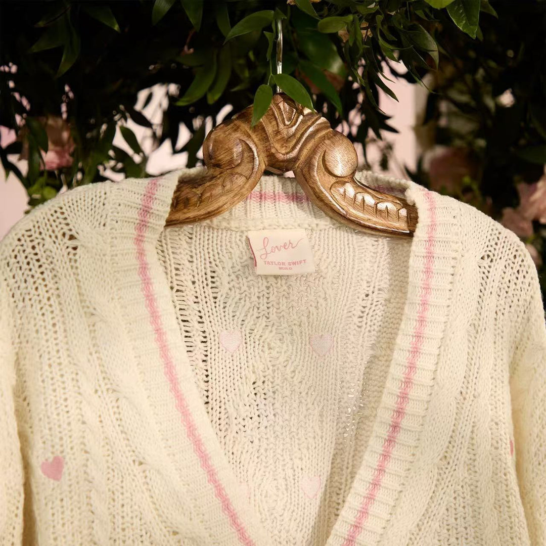 Damen nan grob gestrickter V-Ausschnitt-Cardigan mit Herzapplikationen und dekorativen Herzknöpfen Echo Archiv