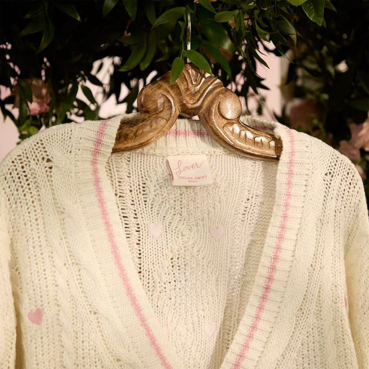 Damen nan grob gestrickter V-Ausschnitt-Cardigan mit Herzapplikationen und dekorativen Herzknöpfen Echo Archiv