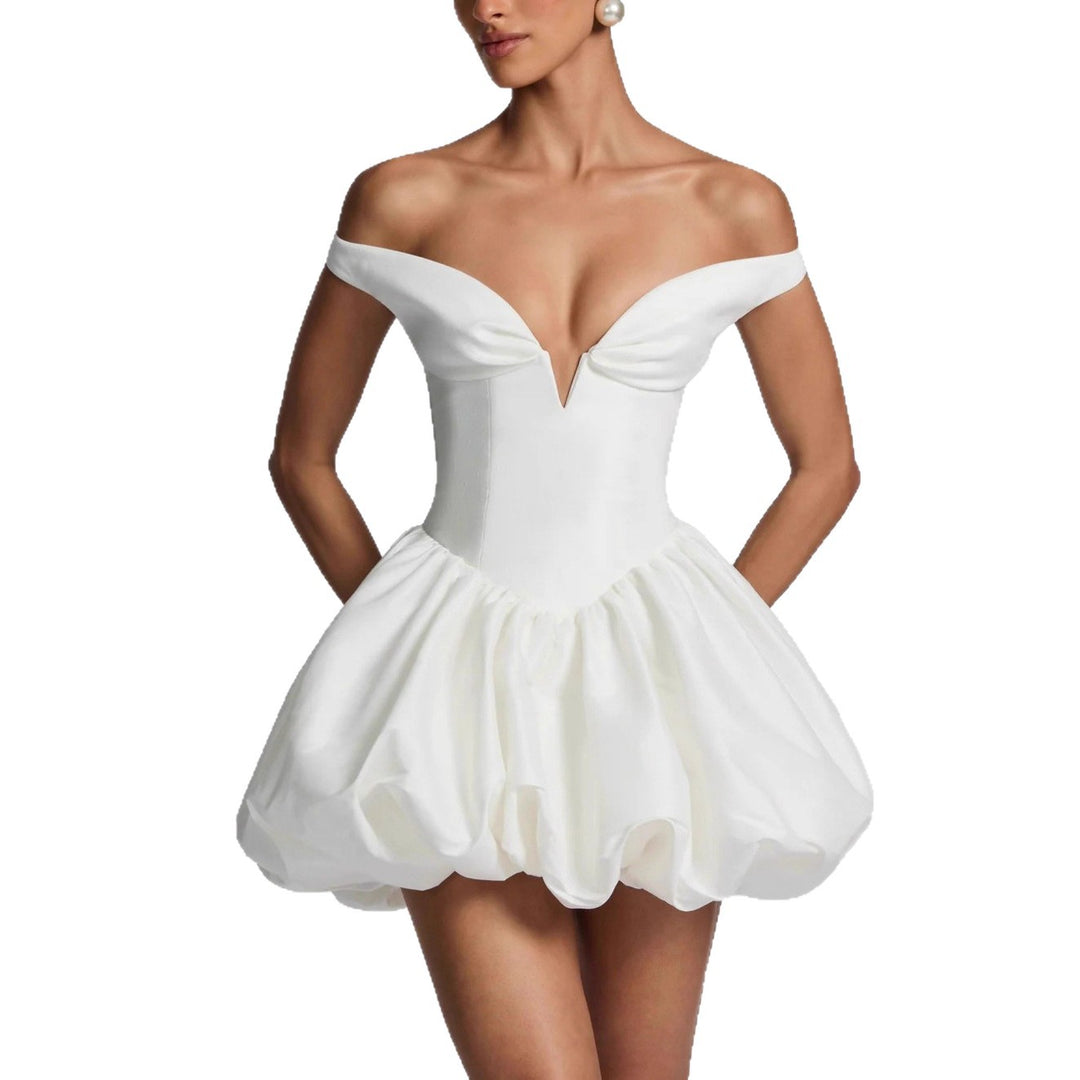 Damen Elegantes Ballkleid mit schulterfreiem Ausschnitt und voluminösem Rock Echo Archiv