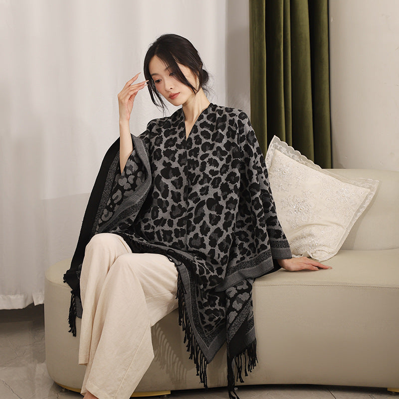 Damen Eleganter Jacquard-Überwurf mit Leopardenjacquard und Fransen Echo Archiv