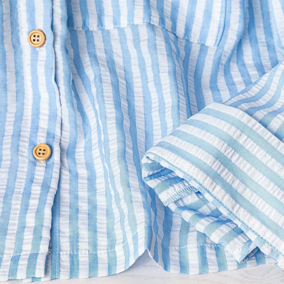 Damen Leichte gestreifte Kapuzen‑Overshirt mit Holzknöpfen und aufgesetzten Taschen – Avérine