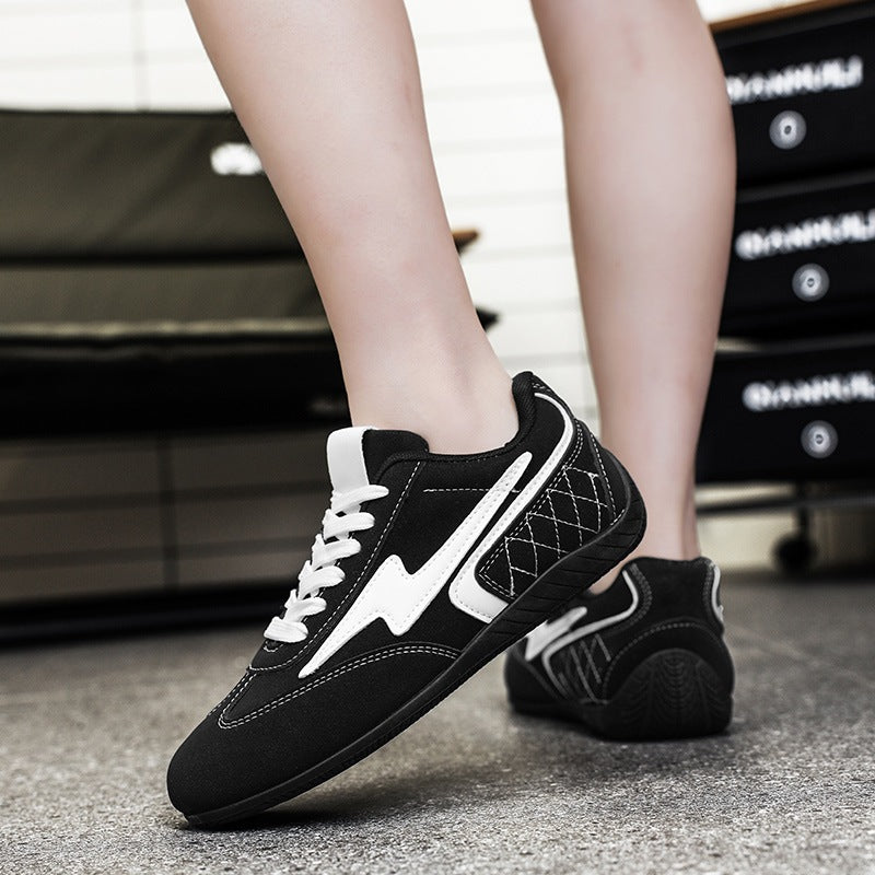 Damen leichte Retro-Skate-Sneaker mit gesteppter Seitenwand, gepolstertem Knöchelkragen und rutschfester Gummilaufsohle Echo Archiv