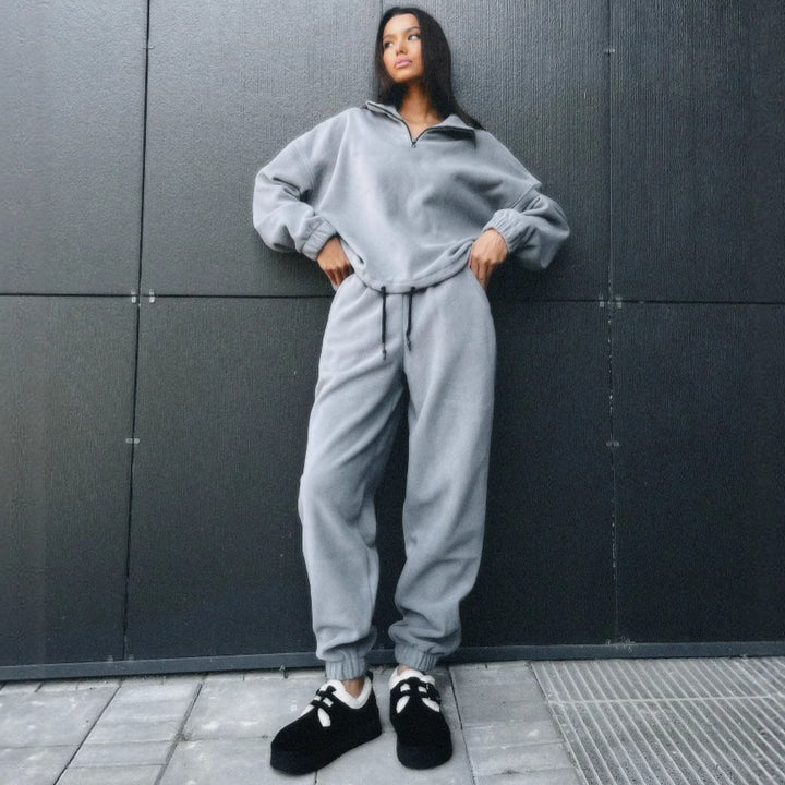 Damen Ultraweiches Fleece-Relaxset mit Stehkragen, halbem Reißverschluss und elastischer Schlupfhose – Avérine