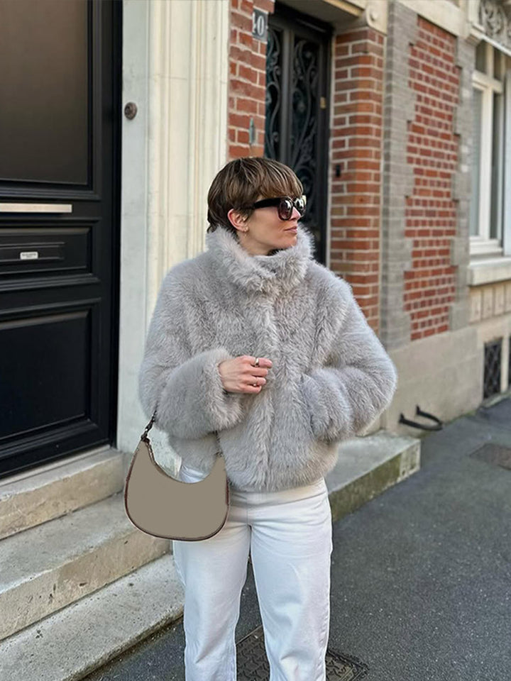 Damen Kurze Boxy‑Jacke aus hochflorigem Kunstpelz mit hohem Schalkragen Echoarchiv