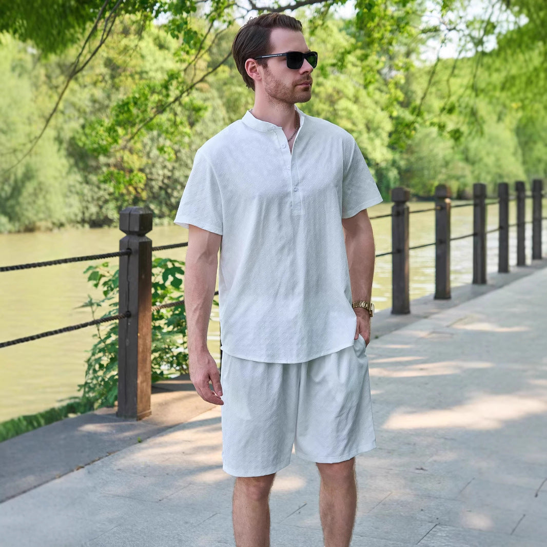 Herren lässiges Sommer Outfit mit Kurzarmhemd und Shorts Echoarchiv