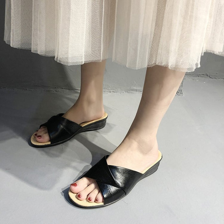 Damen nan komfortable Slipper-Pantolette mit gekreuzten Riemen und leichtem Keilabsatz Echo Archiv