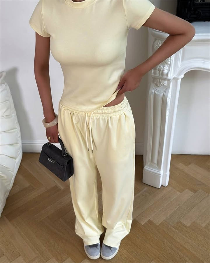 Damen figurnahes Kurzarm-Rippshirt und elastische High-Waist-Loungehose Set – Élanora