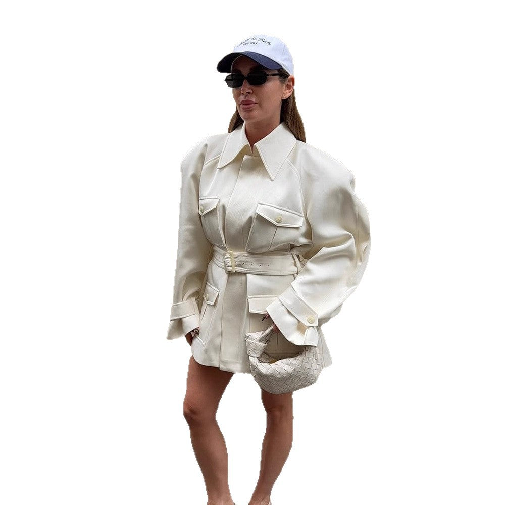Damen Kurzblazer‑Mantel im Safari‑/Utility‑Look mit Taillengürtel und aufgesetzten Pattentaschen Echoarchiv