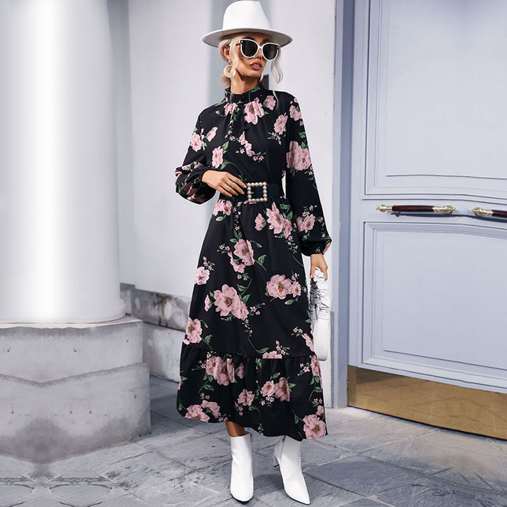 Damen Maxikleid mit Stehkragen, Blumenprint, Taillengürtel und Volantstufe Echoarchiv