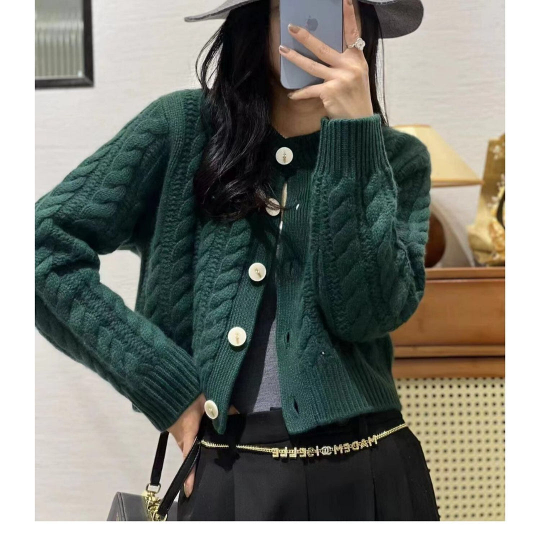 Damen Kurzer Zopfstrick‑Cardigan mit breitem Rippsaum und großen Knöpfen Echoarchiv