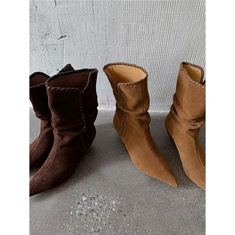 Damen Schlupf‑Veloursstiefel mit Ziernaht, V‑Schaftrand und sculpted Kitten‑Absatz – Lioré