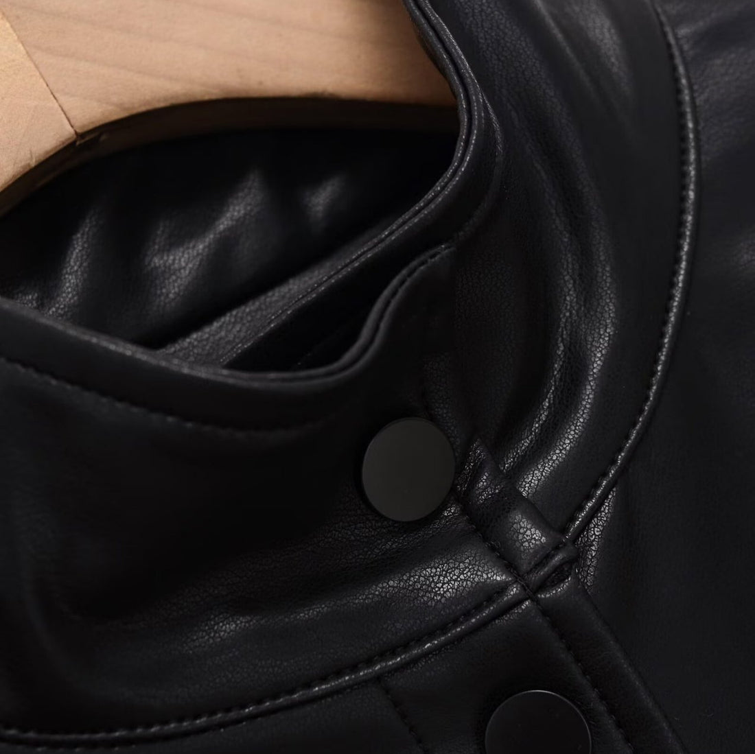 Damen Kurz geschnittener Oversize‑Bomber im Bikerstil aus veganer Lederoptik mit Stehkragen Echoarchiv