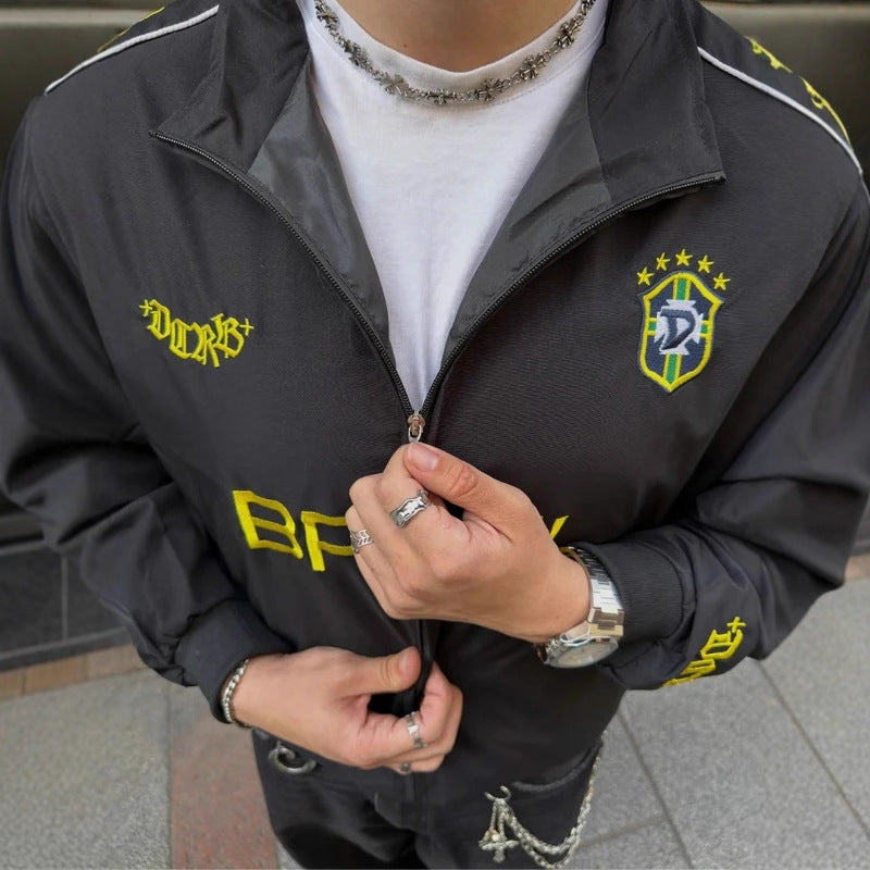 Unisex nan sportliche Retro-Trainingsjacke mit Stehkragen Reißverschluss Brustemblem und Brasilien-Schriftzug Echo Archiv