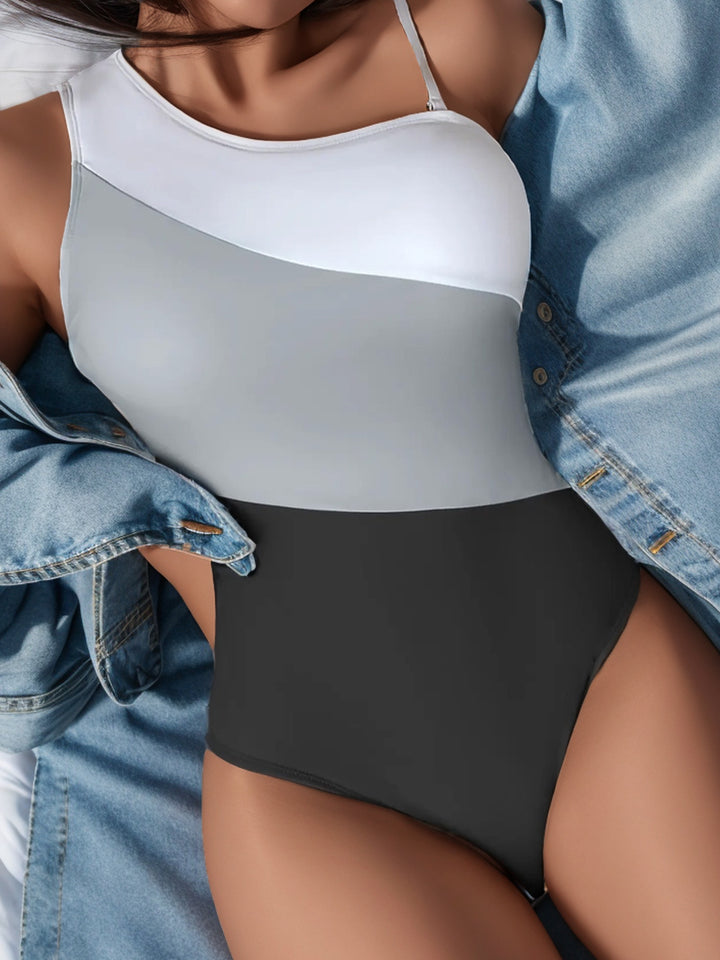 Damen Einteiliger Badeanzug mit stilvollem Farbblockdesign und hohem Beinausschnitt Echo Archiv