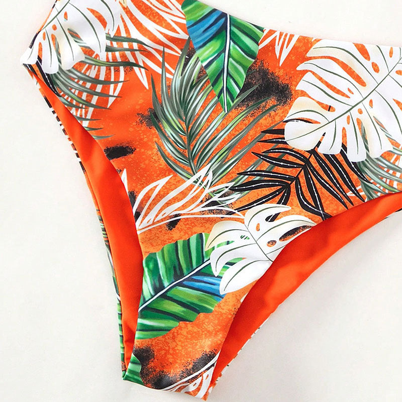 Damen Bandeau-Bikini mit lebhaftem Tropenmuster und hohem Taillenschnitt Echo Archiv