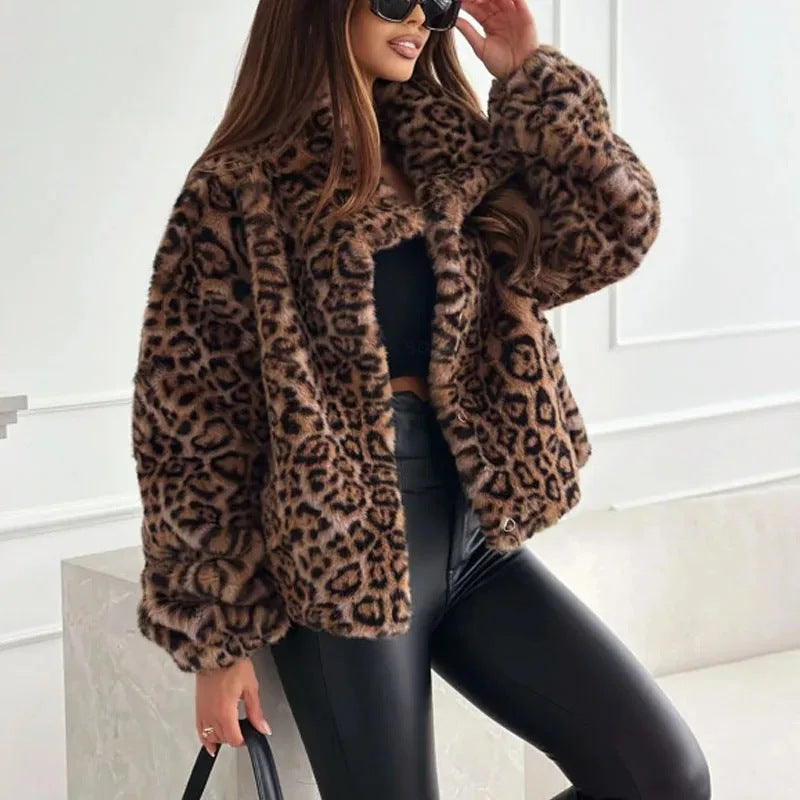 Damen nan kurze Kunstfelljacke mit Wildmuster, V-Ausschnitt und taillierter Silhouette Echo Archiv