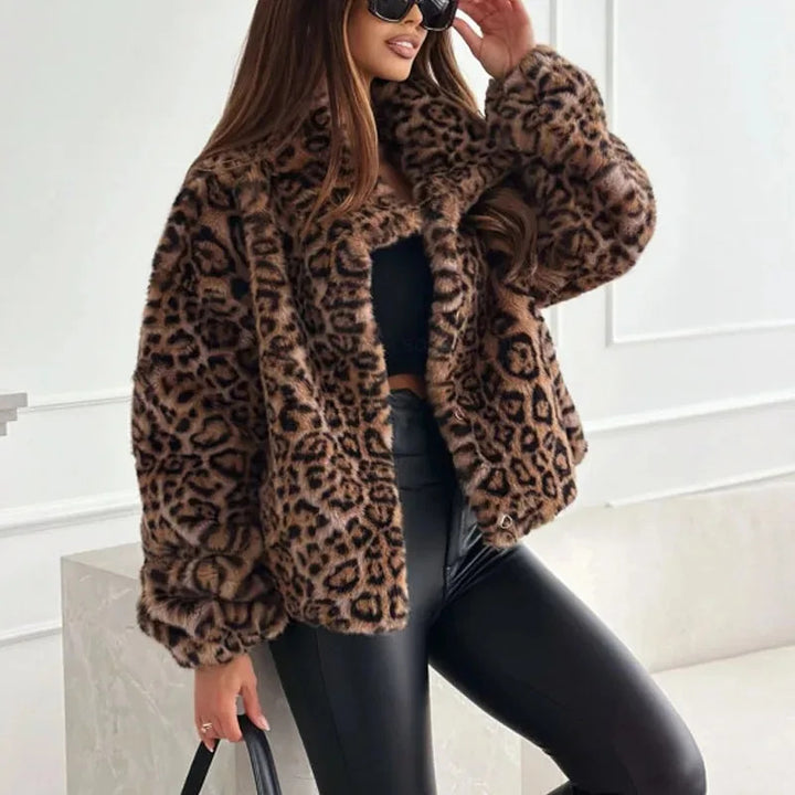 Damen nan kurze Kunstfelljacke mit Wildmuster, V-Ausschnitt und taillierter Silhouette Echo Archiv
