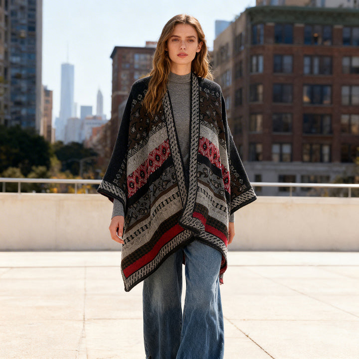 Damen Strickcape im Paisley‑Jacquard mit asymmetrischem Saum – Avérine
