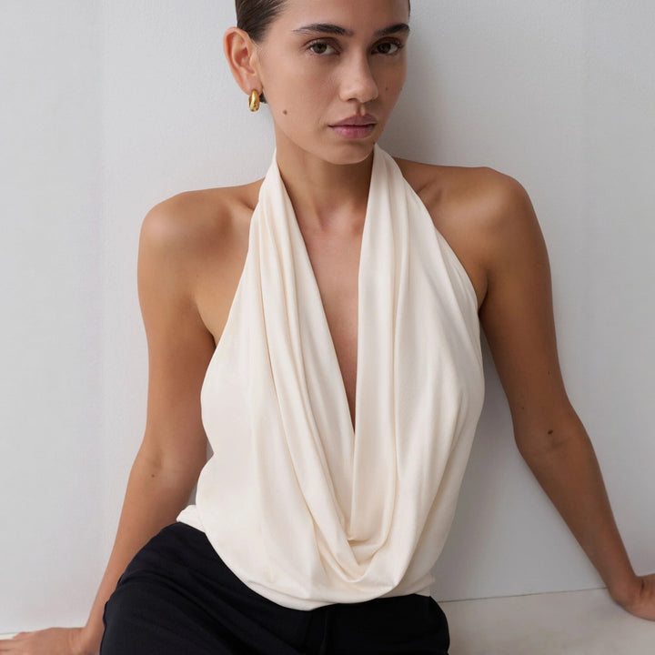 Damen Elegantes Halterneck-Top mit fließendem Stoff und tiefem Ausschnitt Echo Archiv
