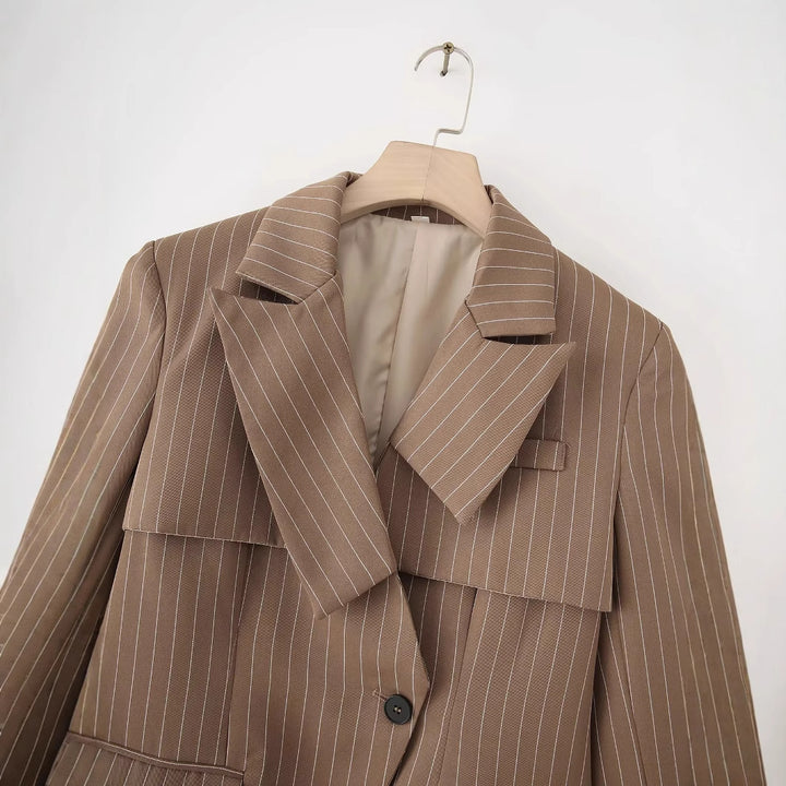 Damen nan gestreifter Oversize-Blazer mit asymmetrischer Schalkragen-Überlagerung und Pattentaschen Echo Archiv