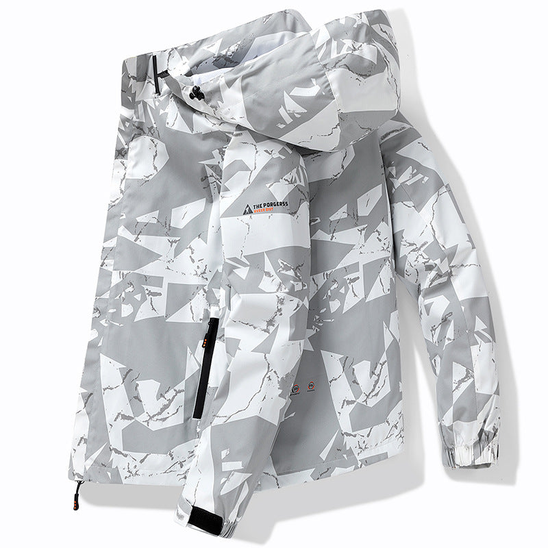 Herren Technische wasserdichte Kapuzenjacke mit grafischem Camouflage‑Print, Reißverschlusstaschen und verstellbarem Saum Echo Archiv