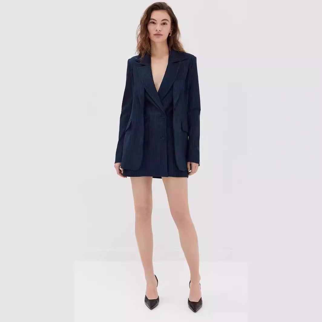 Damen Mini‑Blazerkleid im Nadelstreifen‑Tailoring mit tiefem Schalkragen Echoarchiv