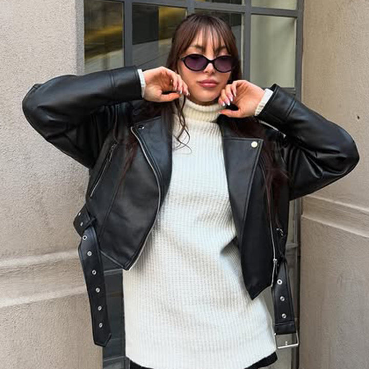 Damen nan taillierte Bikerjacke aus Kunstleder mit asymmetrischem Reißverschluss, metallischen Details und Taillengürtel Echo Archiv
